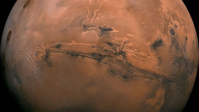 Scientists Discover Giant Reservoir Of ‘Hidden Water’ Just Three Feet Below Mars’ Grand Canyon