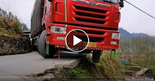 Dangerous Truck Driving ! Truck through the extremely mountain road.
