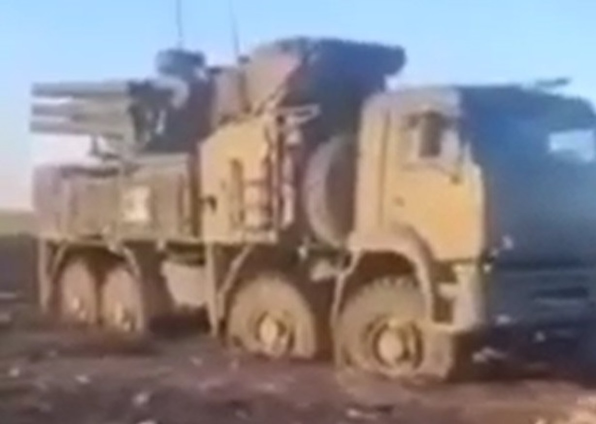 Russian Pantsir-S1 stuck in mud in Southern Ukraine