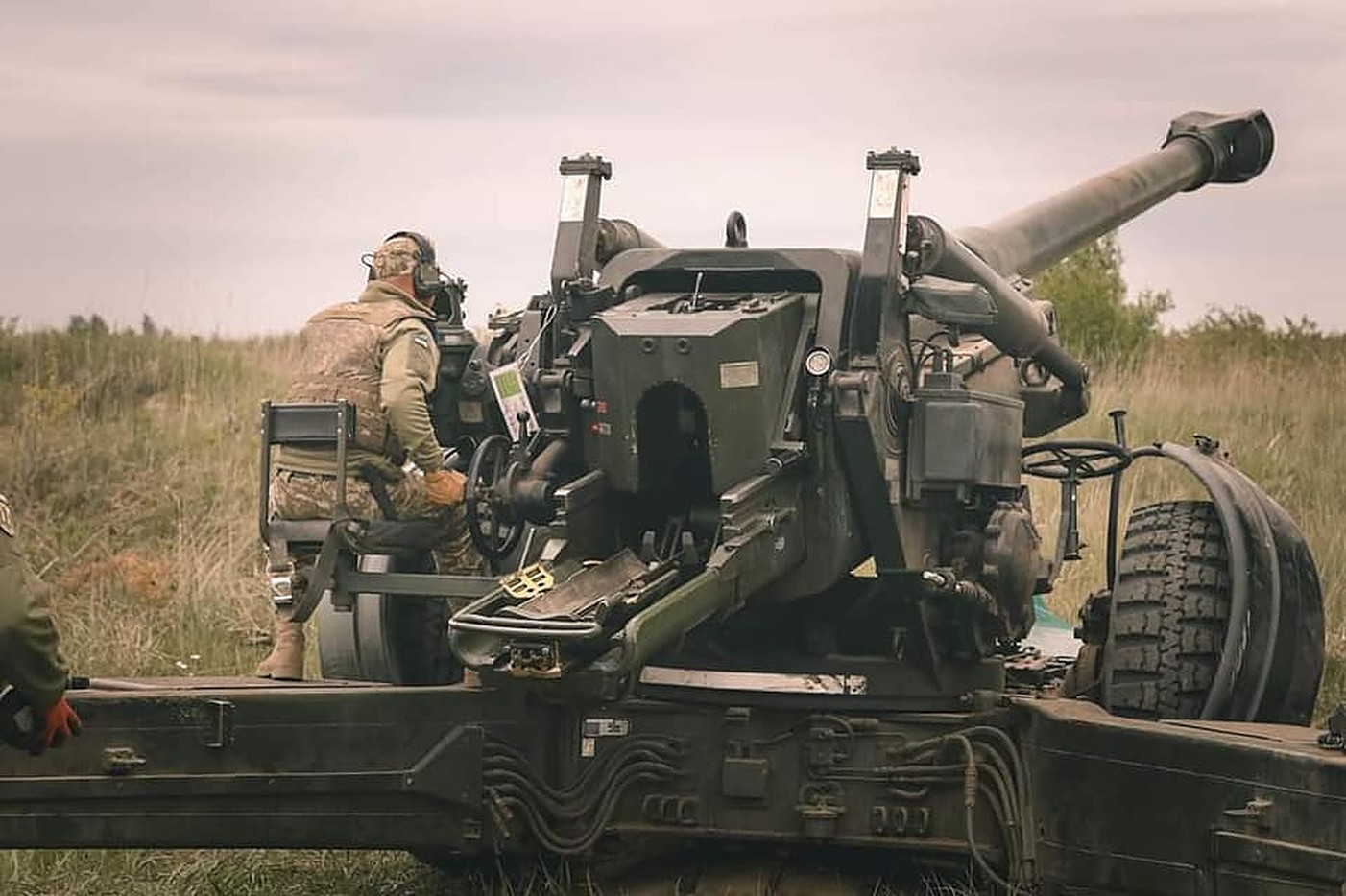 Powerful FH70 howitzer enters the fight in Ukraine